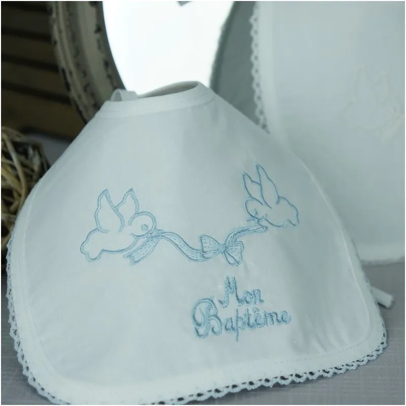 Bavoir baptême blanc 2 colombes noeud brodé "Mon Baptême" en blanc, argent, rose et bleu