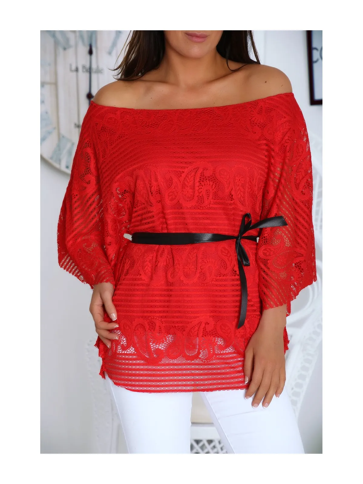 Blouse rouge en dentelle coupe chauve souris avec ceinture ruban