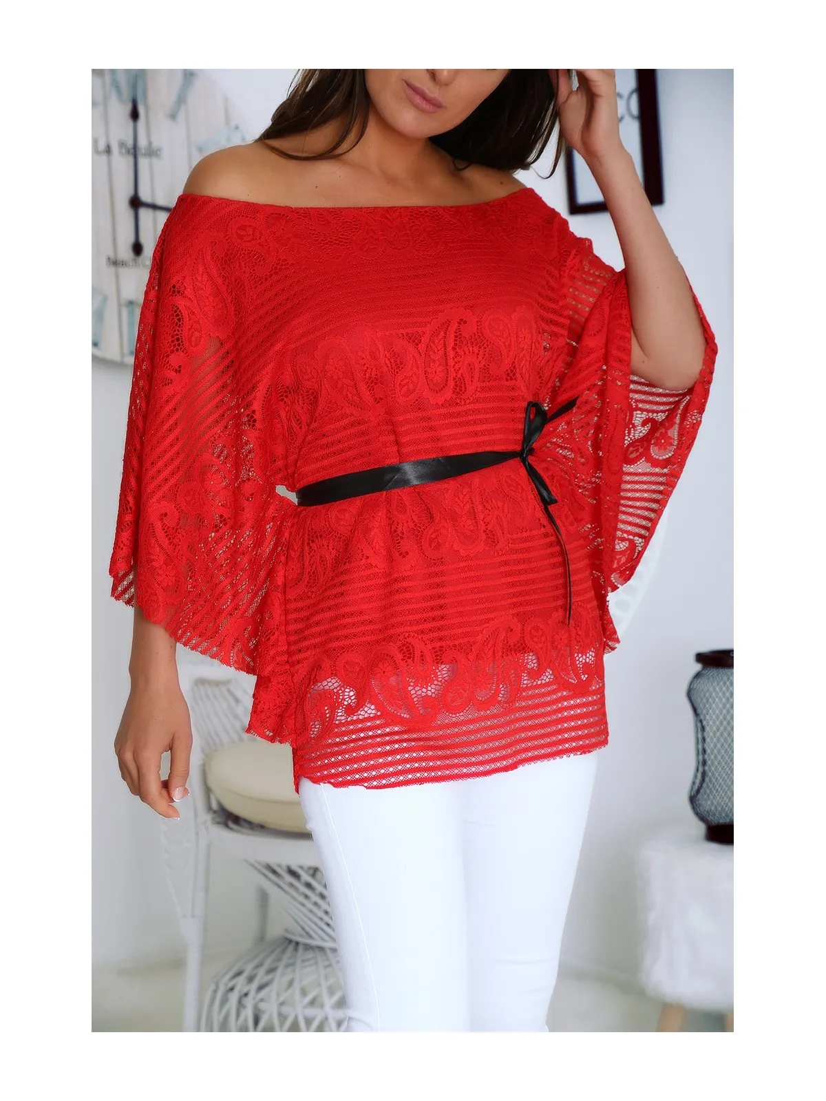 Blouse rouge en dentelle coupe chauve souris avec ceinture ruban