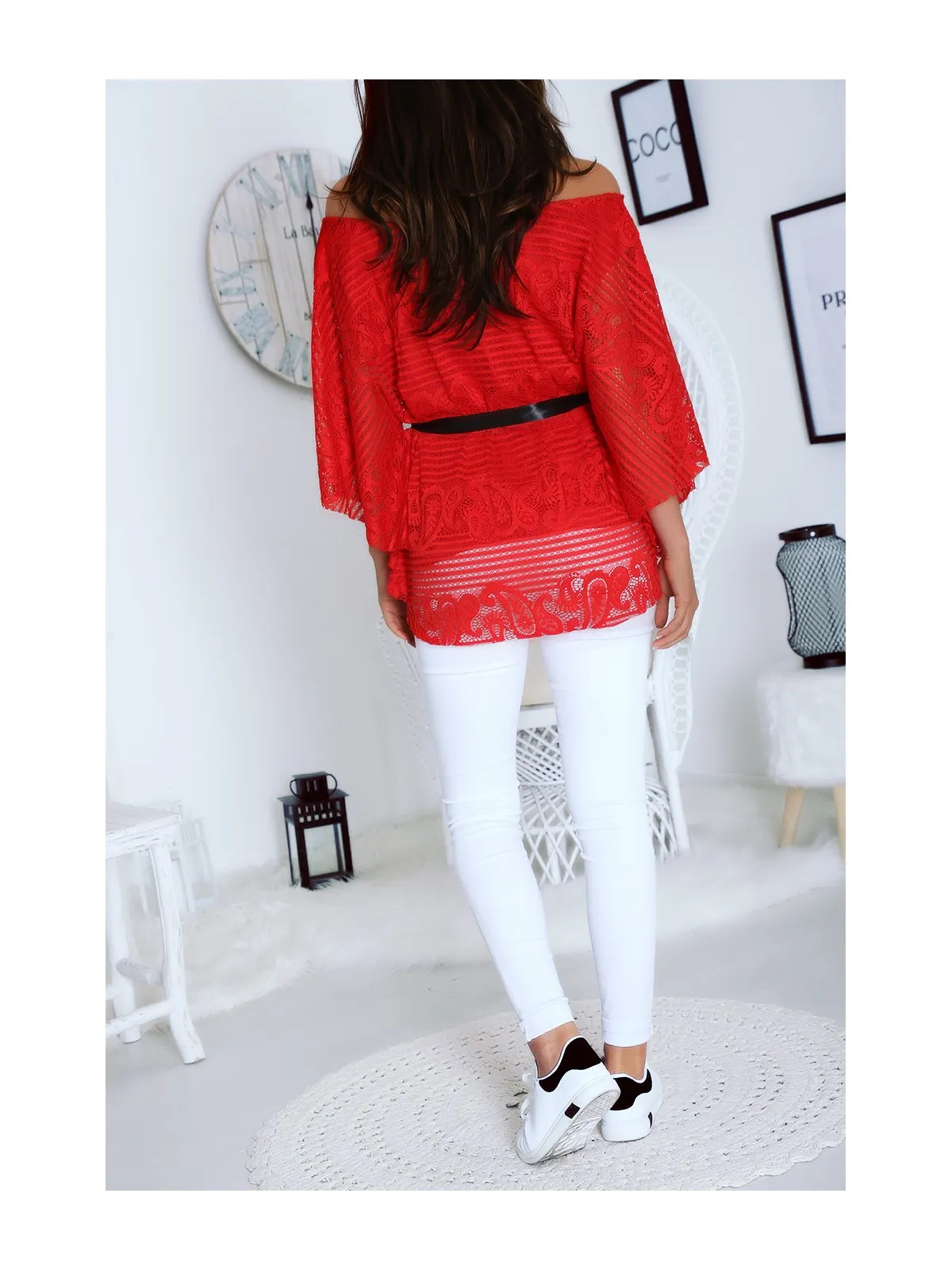 Blouse rouge en dentelle coupe chauve souris avec ceinture ruban