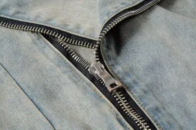 Blouson en jeans à capuche effet délavé avec padding épaules