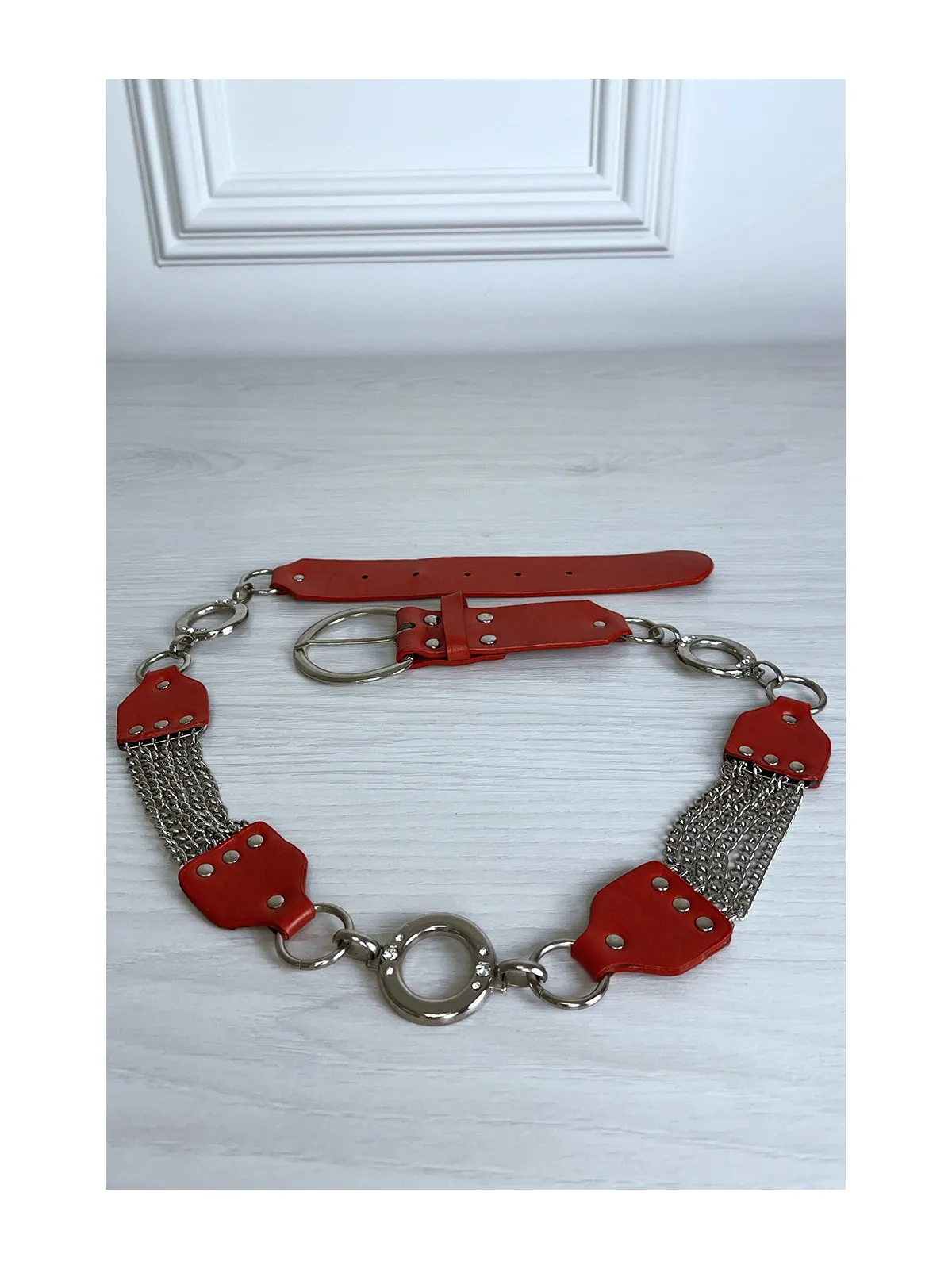 Ceinture rouge en simili avec chêne et accessoire argenté