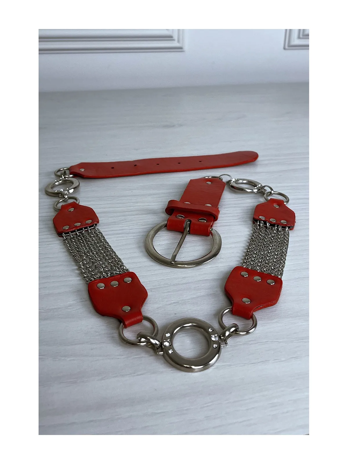 Ceinture rouge en simili avec chêne et accessoire argenté