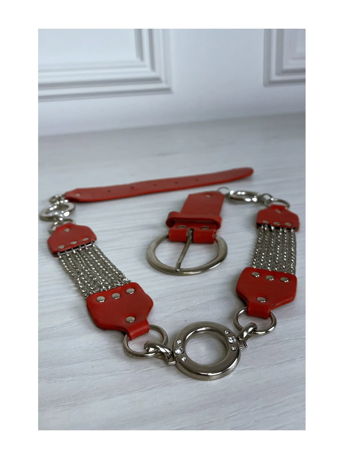 Ceinture rouge en simili avec chêne et accessoire argenté