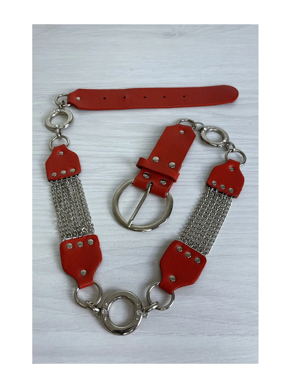 Ceinture rouge en simili avec chêne et accessoire argenté