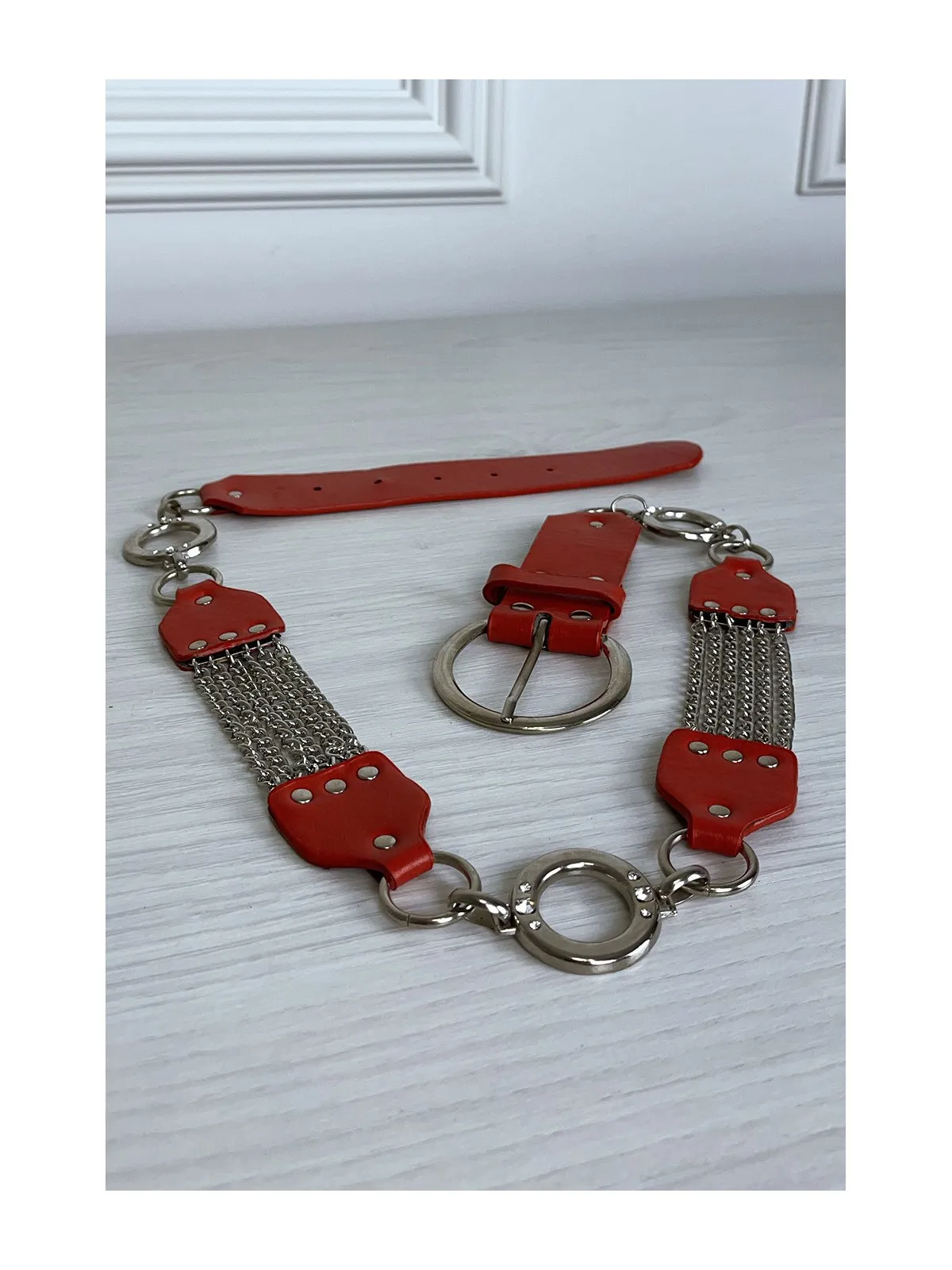 Ceinture rouge en simili avec chêne et accessoire argenté