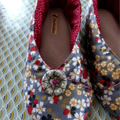 Chaussons femme kimono fleuris gris, notes de rouge/jaune