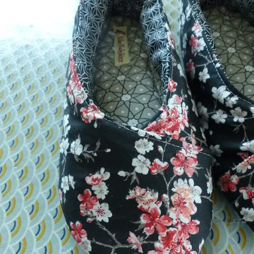 Chaussons femme kimono "fleurs de cerisier" fond noir