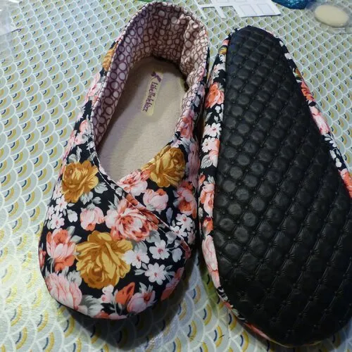 Chaussons kimono femme "bouquet de roses" tons noir/rose/orange