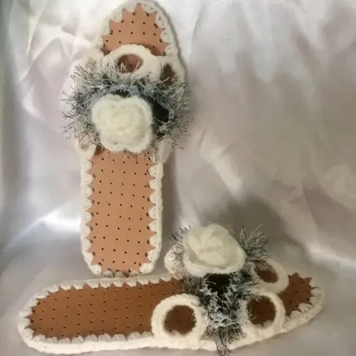 Chaussons - tongs  d’intérieur à semelles anti dérapant  ,fantasia crochet  et cuire noire ,pour femme.