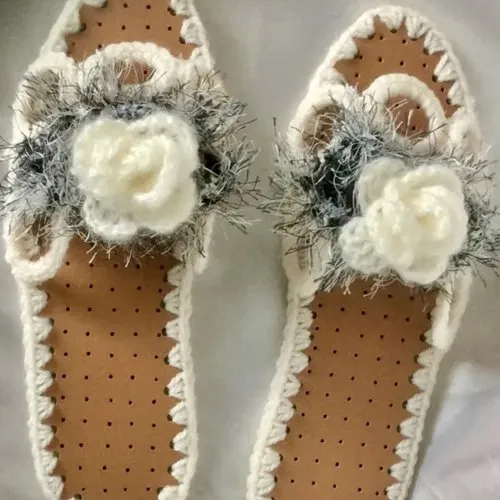 Chaussons - tongs  d’intérieur à semelles anti dérapant  ,fantasia crochet  et cuire noire ,pour femme.