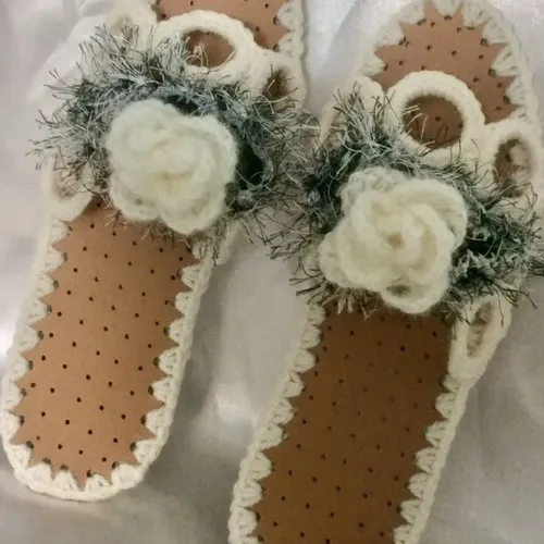 Chaussons - tongs  d’intérieur à semelles anti dérapant  ,fantasia crochet  et cuire noire ,pour femme.