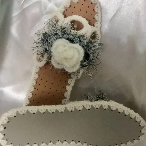 Chaussons - tongs  d’intérieur à semelles anti dérapant  ,fantasia crochet  et cuire noire ,pour femme.