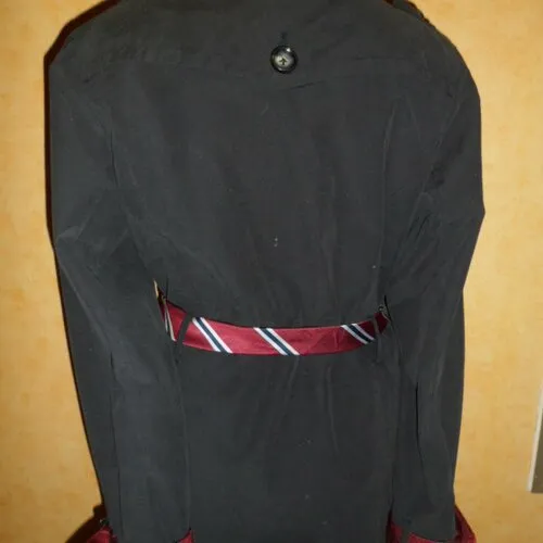 Creation unique imper trench noir cravates rouges soie silk tie upcycling recyclage vintage