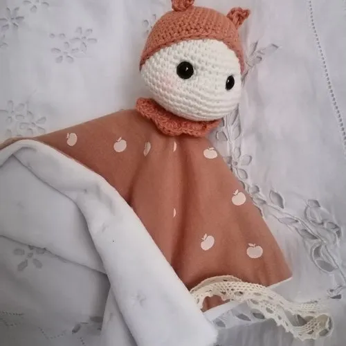 Doudou plat mon doudou au crochet  en coton oeko-tex et éponge velours étoiles dévorées et popeline oeko-tex