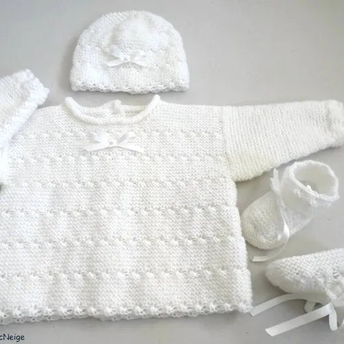 Ensemble 3 mois, fille, brassière droite bonnet et chaussons, lait, ruban écru-clair, tricot bb, layette sur commande