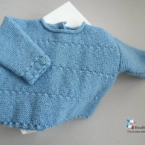 Ensemble, naissance , brassière droite bébé, bleu clair charron, bonnet et chaussons, tricot bébé, tricoté main, sur commande