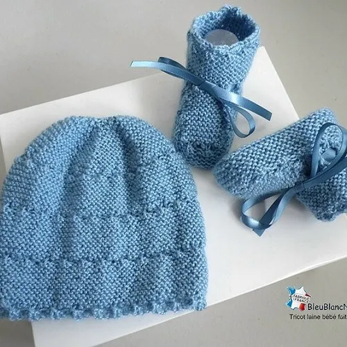 Ensemble, naissance , brassière droite bébé, bleu clair charron, bonnet et chaussons, tricot bébé, tricoté main, sur commande