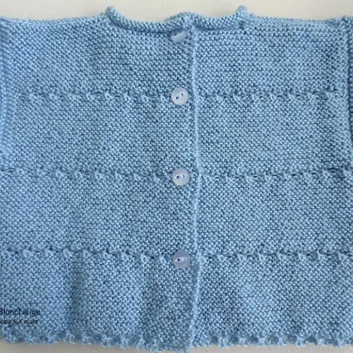 Ensemble, naissance , brassière droite bébé, bleu clair charron, bonnet et chaussons, tricot bébé, tricoté main, sur commande