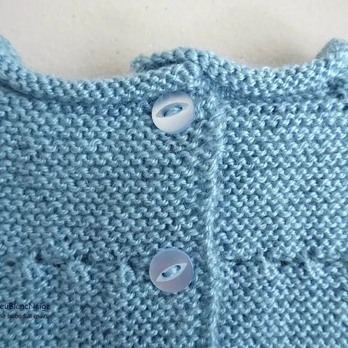 Ensemble, naissance , brassière droite bébé, bleu clair charron, bonnet et chaussons, tricot bébé, tricoté main, sur commande