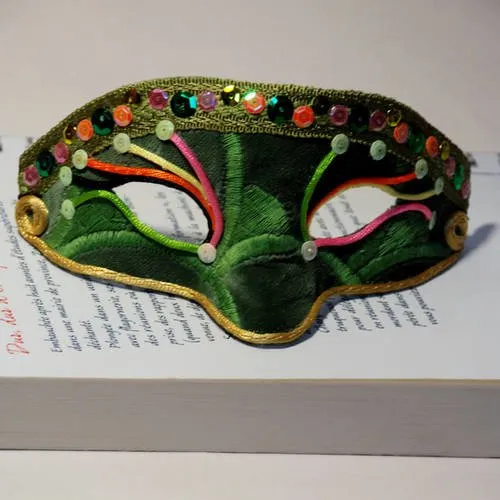 Masque  "au fil des couleurs" tissu velours vert