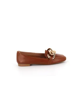 Mocassin cuir camel orné d'une chaine gourmette oversize, signé Osmose