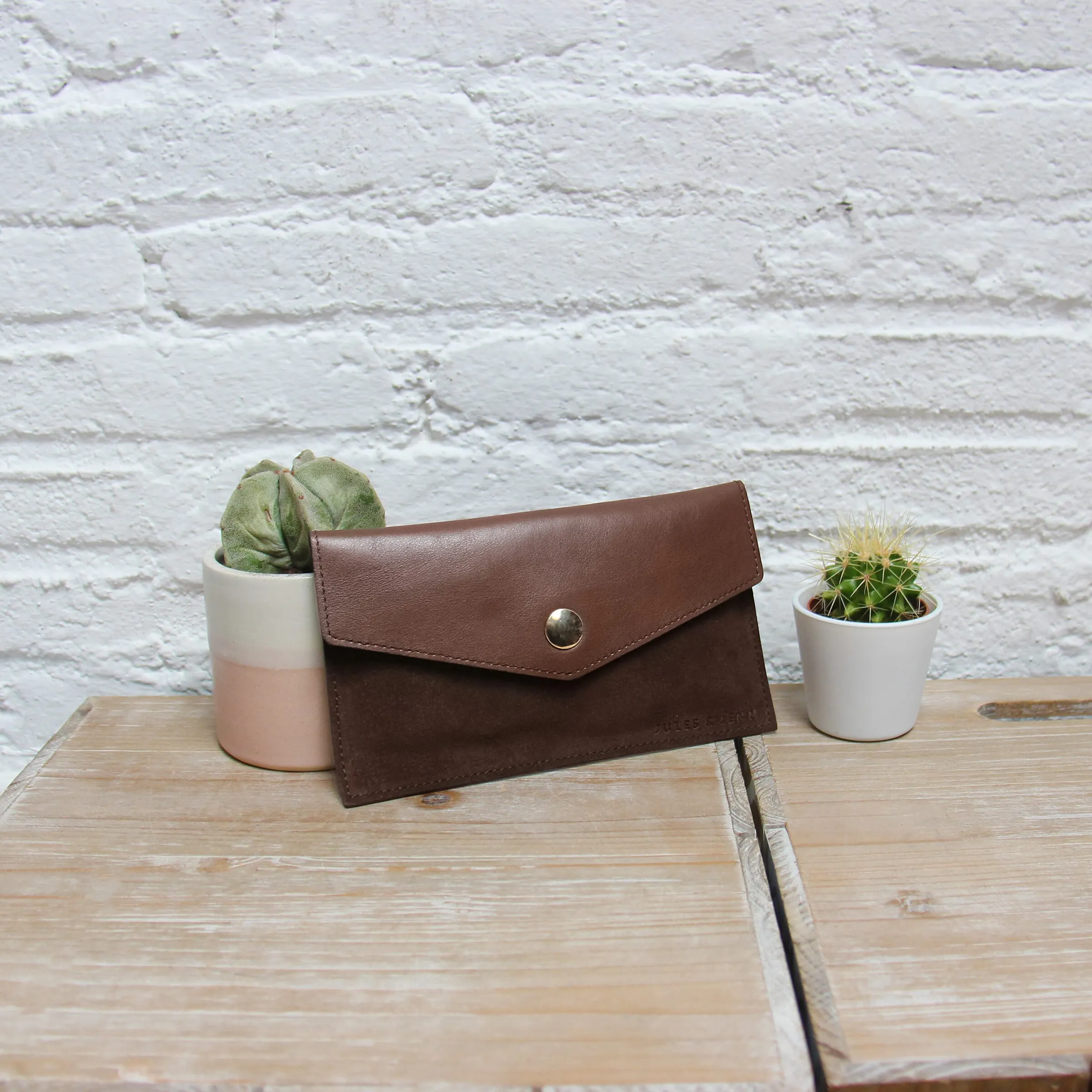 Pochette enveloppe cuir upcyclé marron