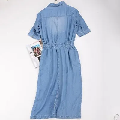 Robe en jeans à manches courtes avec décolleté à fermeture éclaire