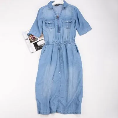 Robe en jeans à manches courtes avec décolleté à fermeture éclaire