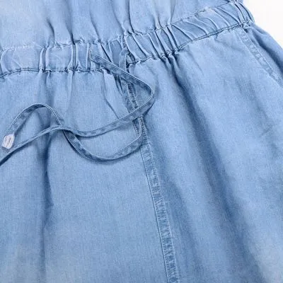 Robe en jeans à manches courtes avec décolleté à fermeture éclaire