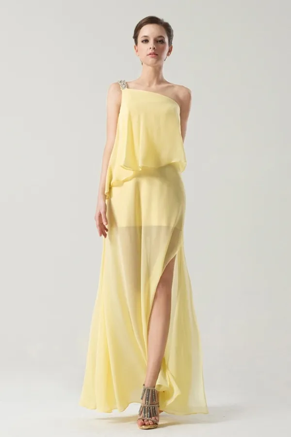 Robe jaune asymétrique ornée de bijoux fente latérale