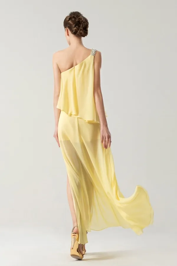 Robe jaune asymétrique ornée de bijoux fente latérale