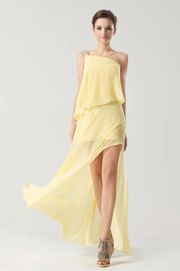 Robe jaune asymétrique ornée de bijoux fente latérale