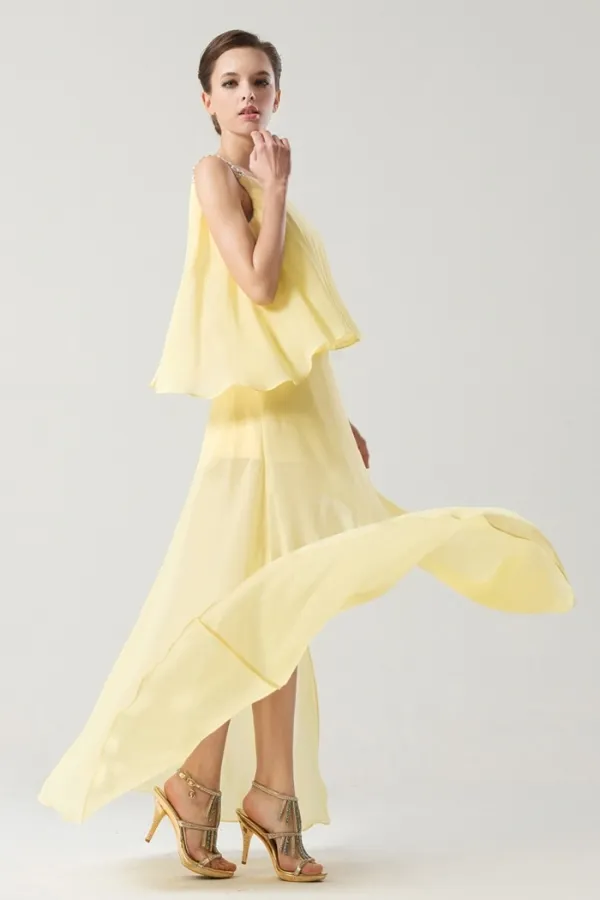 Robe jaune asymétrique ornée de bijoux fente latérale