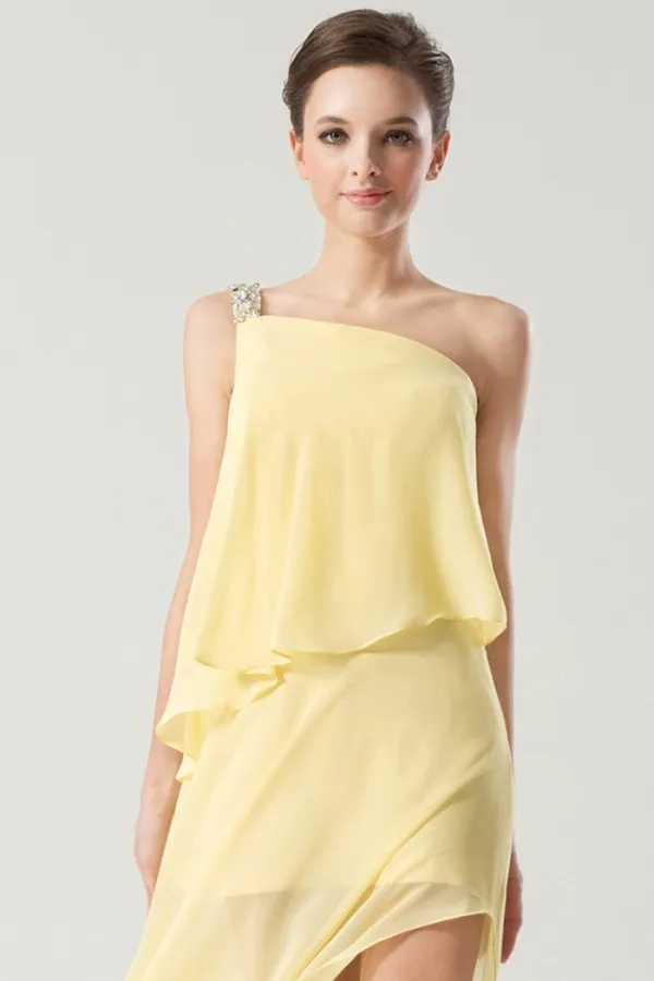 Robe jaune asymétrique ornée de bijoux fente latérale