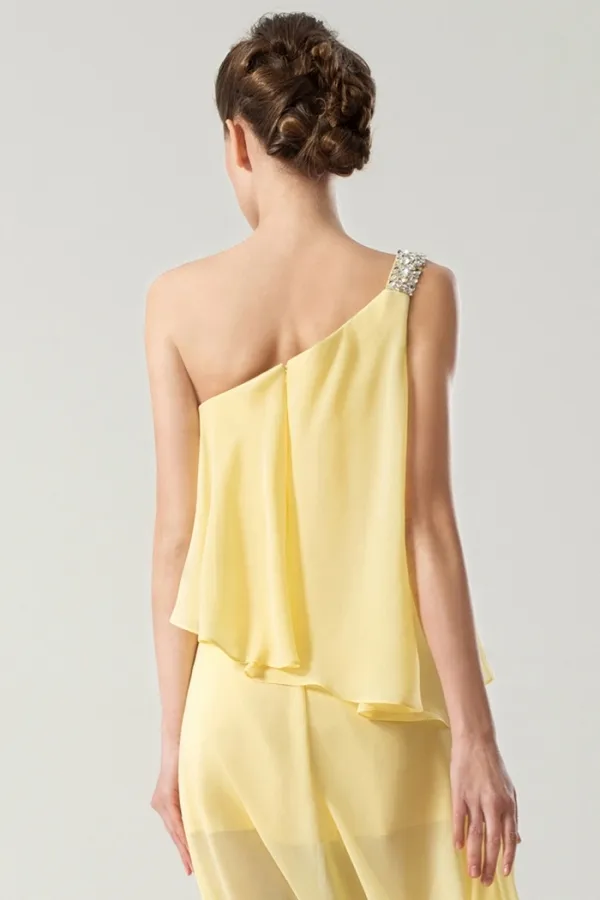 Robe jaune asymétrique ornée de bijoux fente latérale