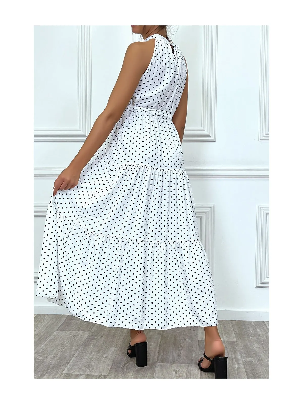 Robe longue blanche volante à petit pois blanc avec ceinture