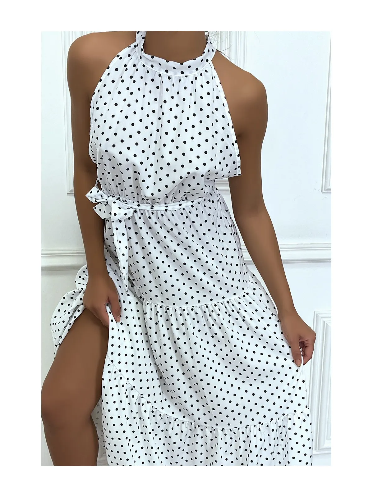 Robe longue blanche volante à petit pois blanc avec ceinture