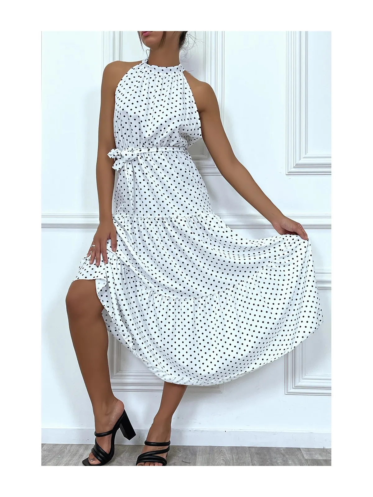 Robe longue blanche volante à petit pois blanc avec ceinture