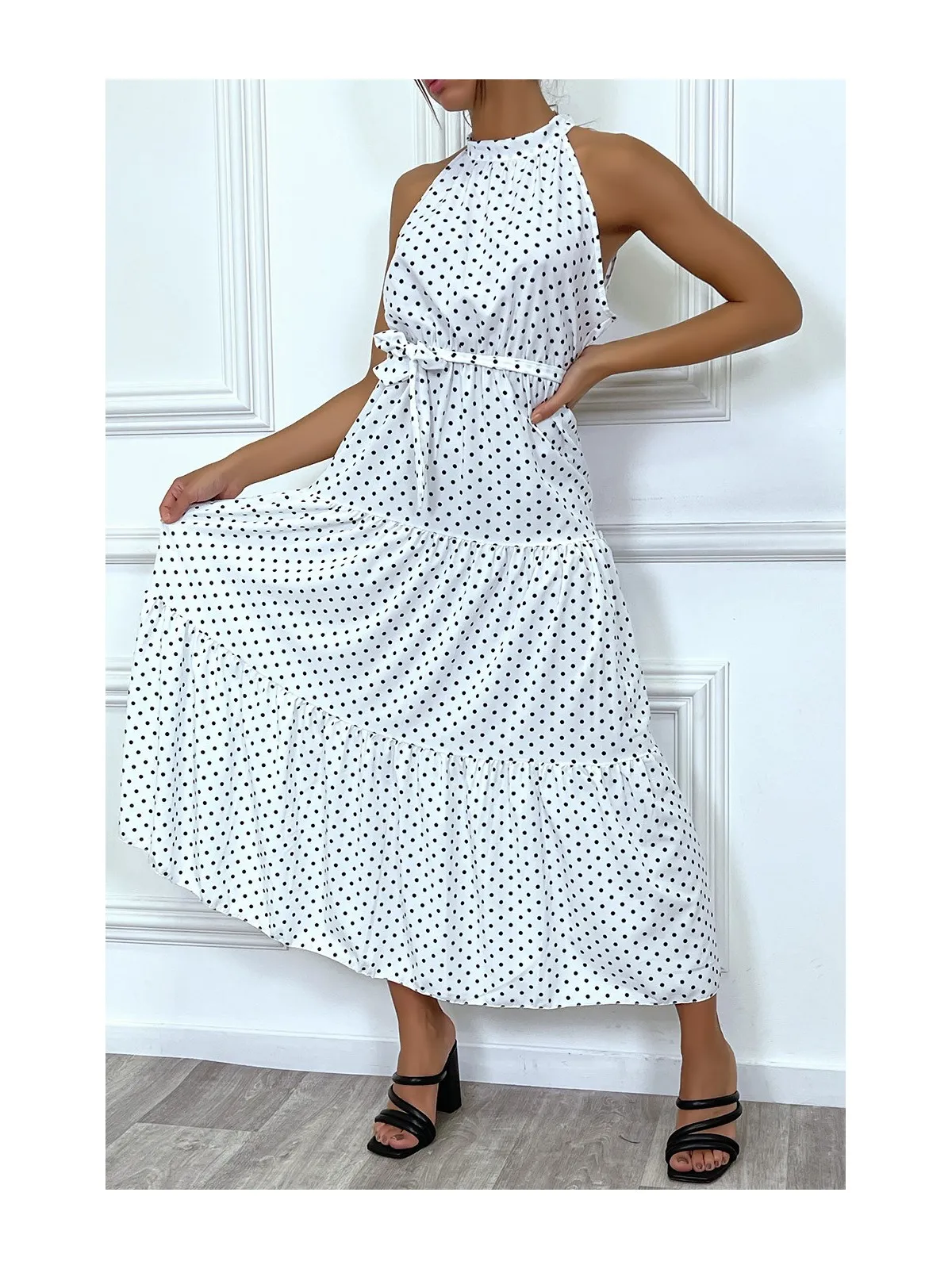 Robe longue blanche volante à petit pois blanc avec ceinture