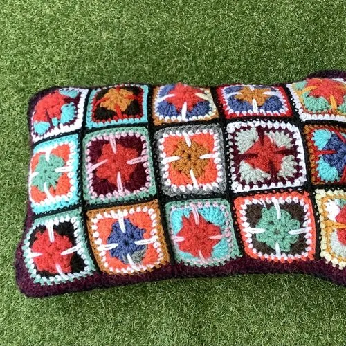 Sur commande.chic housse de cousin canapé, au crochet fait main,laine /acrylique , style boho,carré grand-mère,pour femme