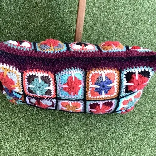 Sur commande.chic housse de cousin canapé, au crochet fait main,laine /acrylique , style boho,carré grand-mère,pour femme