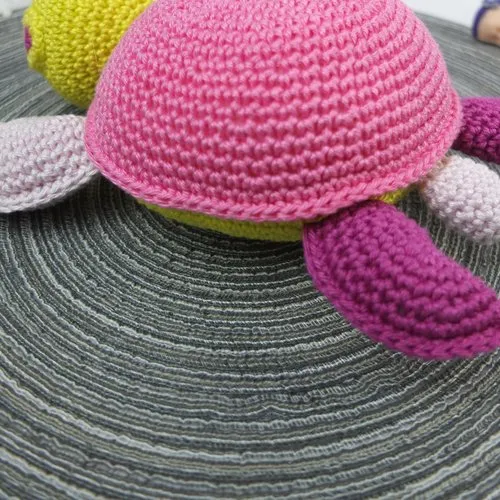 Tortue au crochet multicolore en fil de coton